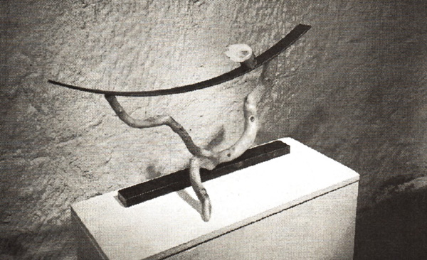 Objekt von Adrian Bütikofer 1999 in der Galerie Bertram in Burgdorf: Holz und Eisen zu einer Aussage verbunden. (Foto: Eva Buhrfeind)