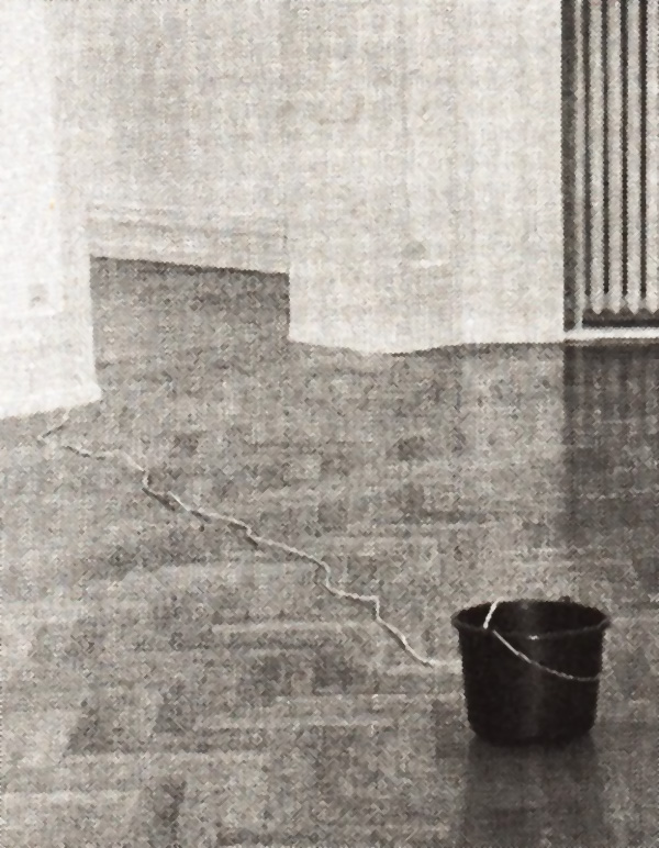 Die Kunst im Eimer: «Bucket» eine Installation von Ceal Floyer 1999 in der Kunsthalle Bern. (Foto: Eva Buhrfeind)