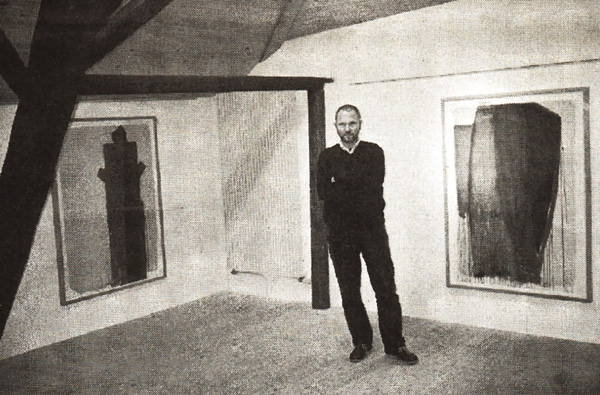 Stefan Kauffungen 1999 mit seinen ungegenständlichen Bildern in der Galerie Bel-arte Lengnau.	(Foto: Eva Buhrfeind)