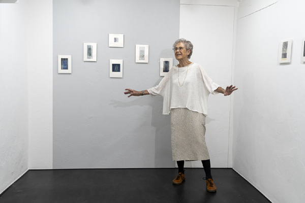 Anne Rüede 2023 vor ihren Werken in der Galerie Löiegruebe in Solothurn.