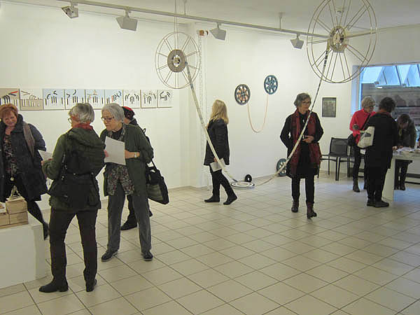 Blick in die Ausstellung mit Esther Haltiner-Lüscher und Jacquy (Jacques Philipp) Neukomm 2019 in der Galerie Artesol Solothurn. (Foto: Eva Buhrfeind)