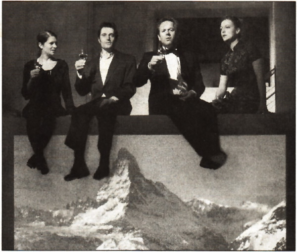 Matterhorn: Die vier Schauspieler Sabina Frey, Krishan Krone, Markus Mathis und Franziska von Fischer demonstrieren 2001 im Schlachthaus Bern, wie mit leeren Worthülsen und megakurzen Phrasen kommuniziert werden kann.
