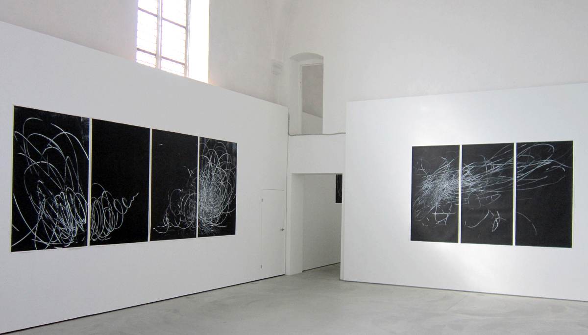 Blick in die Ausstellung von Kenji Yanagi 2019 im Haus der Kunst in Solothurn: (Foto: Eva Buhrfeind)