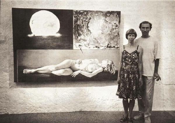 Krzystof und Elvira Olszewski 1992 vor ihren Bildern in der Galerie Bertram, Burgdorf. (Foto: Eva Buhrfeind)
