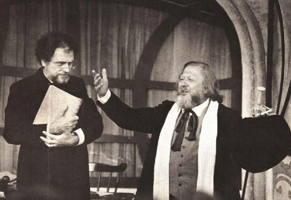Rico Herold als Professor Gollwitz und Edwin Fabian als Theaterdirektor Striese in «Der Raub der Sabinerinnen», aufgeführt 1992 vom Ensemble des Theaters für den Kanton Bern.