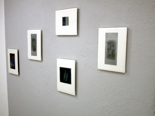 Bilder von Anne Rüede 2023 in der Galerie Löiegruebe in Solothurn. (Foto: Eva Buhrfeind)