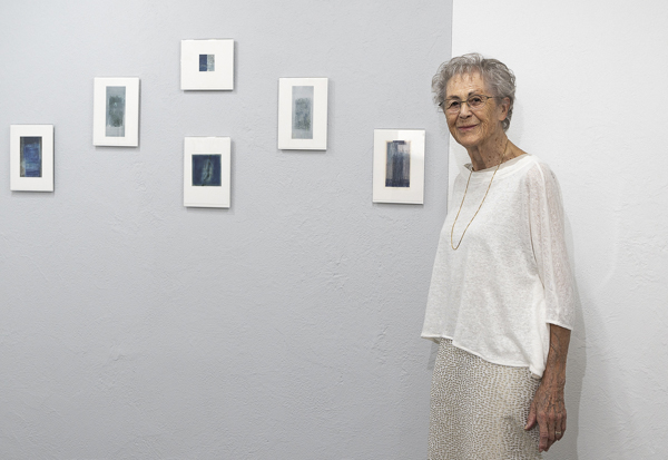 Anne Rüede 2023 vor ihren Werken in der Galerie Löiegruebe in Solothurn.