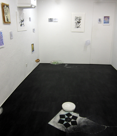 Werke von Mario Cavoli und Yves Lavoyer 2023 in der Galerie Löiegruebe, Solothurn. (Foto: Eva Buhrfeind)