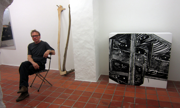 Thomas Ruch 2023 und seine Arbeiten in der Galerie Rössli in Balsthal. (Foto: Eva Buhrfeind)