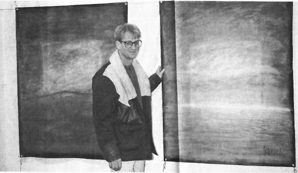 1992 Galerie Contempo Grenchen: Pius Guldener vor seinen Bildern (ohne Titel). (Foto: Eva Buhrfeind)