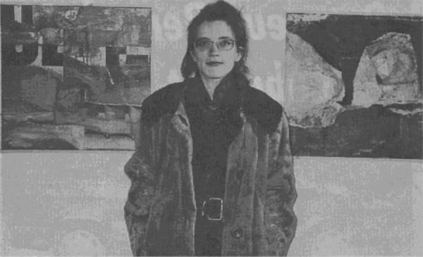 Jacqueline Merz 1992 vor zwei ihrer Bilder im Heimatmuseum Attiswil. (Foto: Eva Buhrfeind)